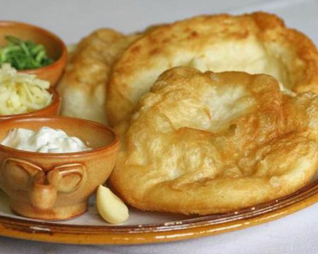 Így készül a legfinomabb nyári lángos