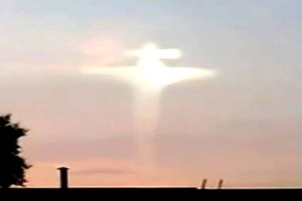 Itt a világvége Lángoló keresztet videóztak az égen! 2