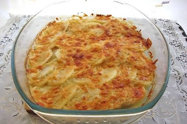 Karikákra vágta a krumplit, majd felszeletelte a csirkemellet… ebből lett a világ legfinomabb ebédje!