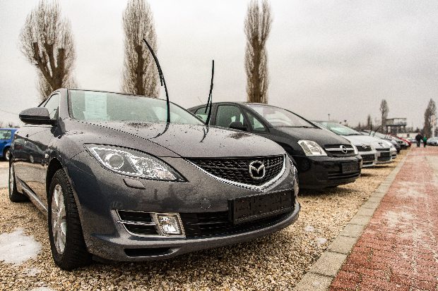 Szórj szódabikarbónát a szélvédőre! Nem hiszed el, mi történik!