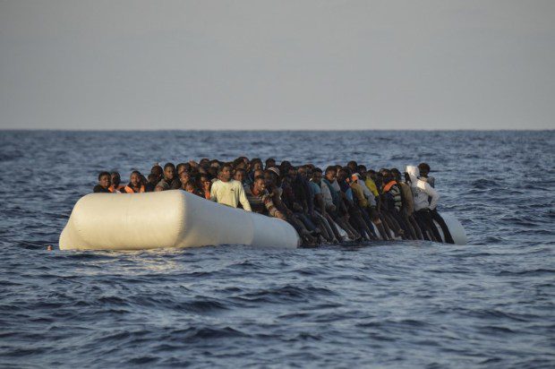 Új országot rohamoznak a migránsok