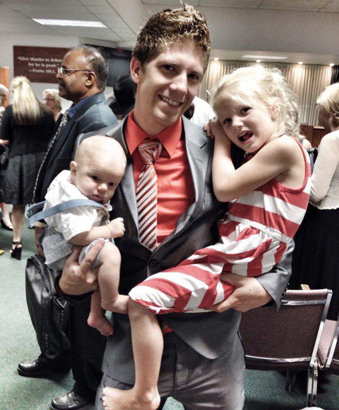 A sofőr lát egy véres 5 éves kislányt, amint integet. Ahogy egyre közelebb kerül, a gyomra kavarog 3