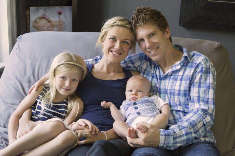 A sofőr lát egy véres 5 éves kislányt, amint integet. Ahogy egyre közelebb kerül, a gyomra kavarog