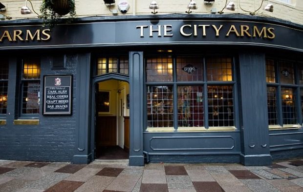 Ezért rúgták ki a kocsmából a 6 reverendás papot 1