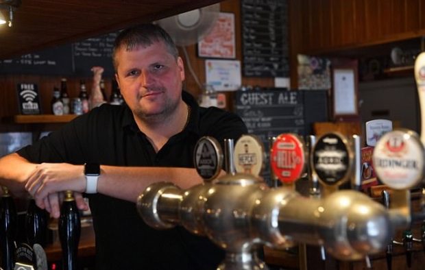 Ezért rúgták ki a kocsmából a 6 reverendás papot 2