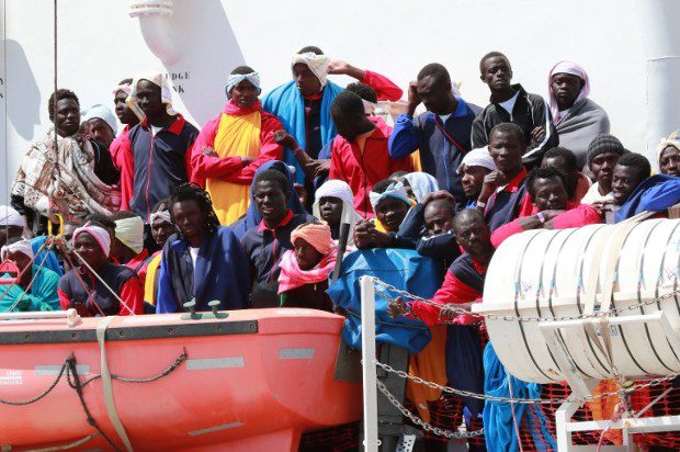 Folytatódik a migránsháború: feltételeket kapnak az NGO-k