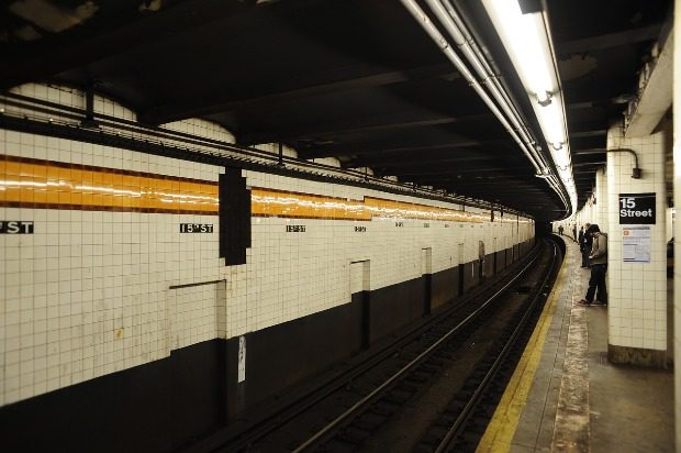 Szexista őrület terjed a metrón, sikítófrászt kapnak a női utasok