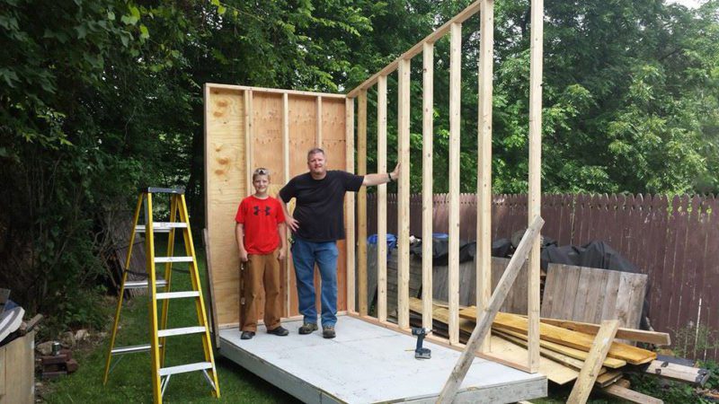A 13 éves fiú 400 ezer forintból épített saját házat Nézd meg, amikor kinyitja az ajtót, és feltárja az 5 négyzetméteres remekművet 2