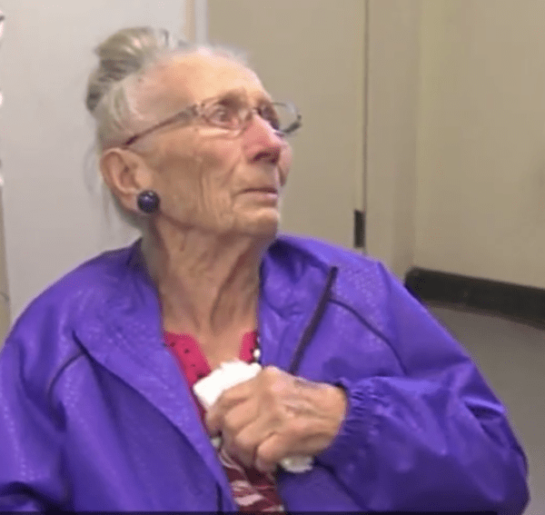A postás levelet hoz a 94 éves asszonynak… aztán sírást hall a házból, és betöri az ajtót 1