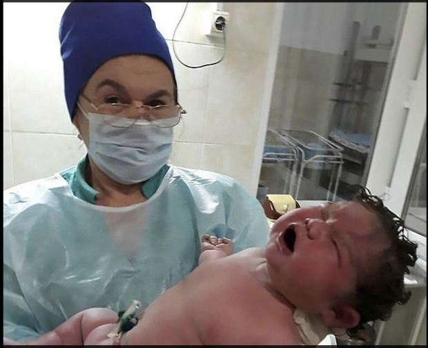 Döbbenetes méretű csecsemőt szült egy orosz nő