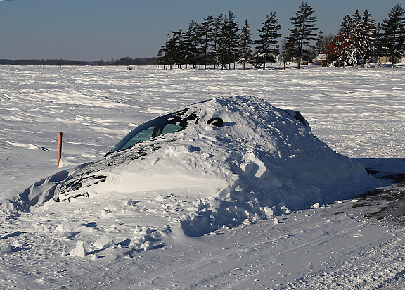 Tél, hó alatt az autó. Kép: Hirmagazin.eu