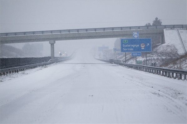 Káosz a hó miatt letakarítatlan utak, keresztbe forduló autószállító 1