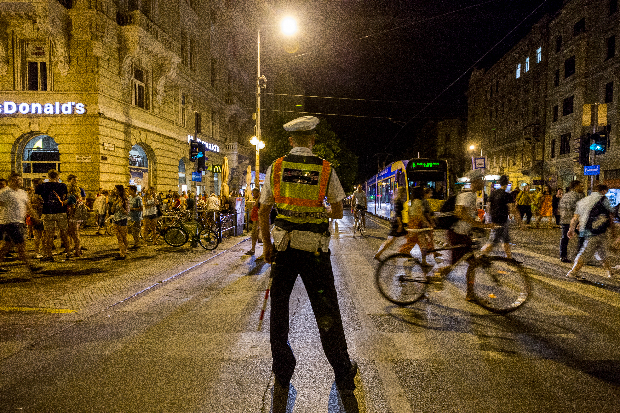 Rettenetes tragédia történt Budapesten: egy rendőr meghalt