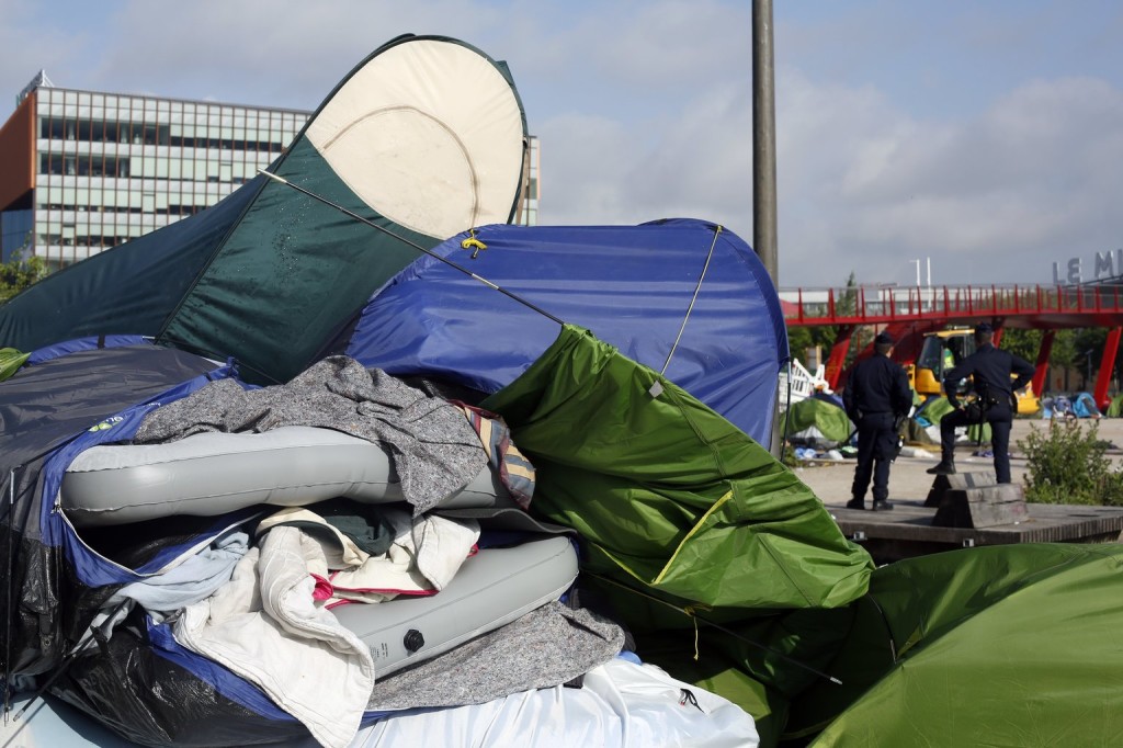 Felszámolta a francia rendőrség a legnagyobb párizsi sátortábort 2
