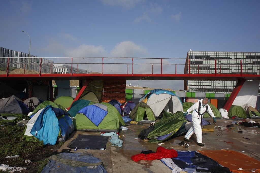 Felszámolta a francia rendőrség a legnagyobb párizsi sátortábort 4