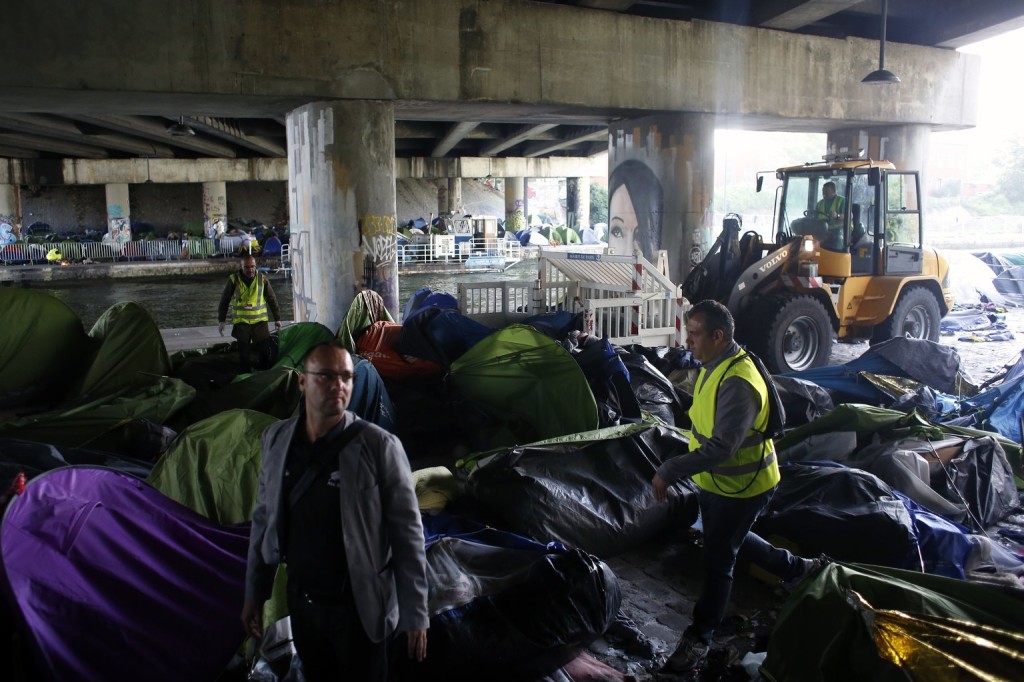 Felszámolta a francia rendőrség a legnagyobb párizsi sátortábort