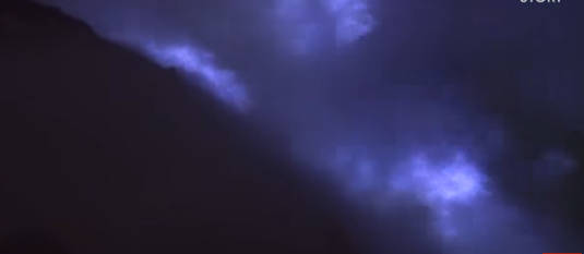 Gyönyörű látványt nyújt a világ egyetlen kéken égő vulkánja! - VIDEÓ