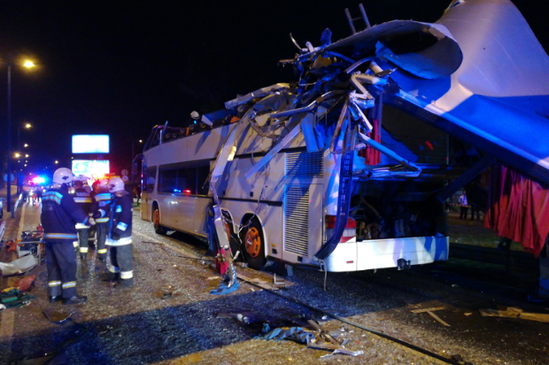 Sok a sérült: leborotválta egy busz tetejét a magasságkorlátozó kapu