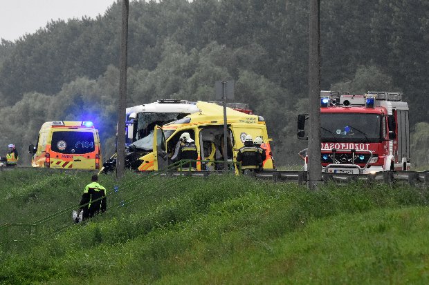Busz és mentő ütközött Szolnoknál, 2 halott és rengeteg sérült van! 1