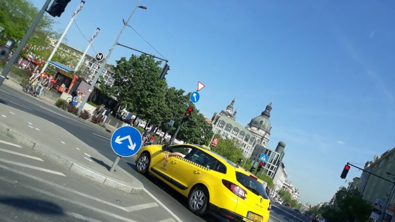 Budapest, egy taxis kényelmesen közlekedik. A kép illusztráció. Kép: Hirmagazin.eu