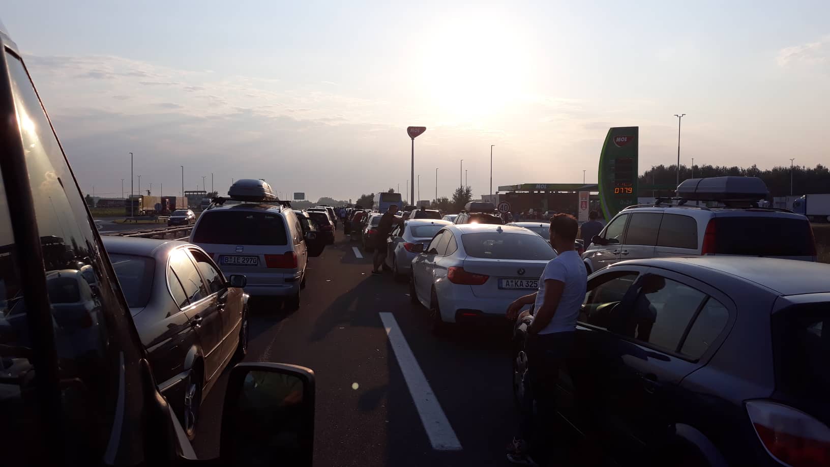 Elképesztő káosz Röszkénél tucatjával hajtanak forgalommal szemben a kocsik az autópályán 1