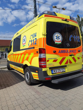 A helyszínre érkező mentősök ellátták az időds nénit. Kép: Hirmagazin.eu