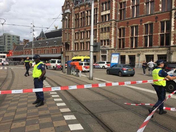 Most érkezett! Késeléses terrortámadás történt Amsterdamban