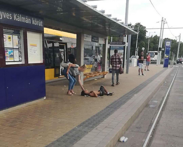 Drogpokol Budapesten tűvel szúrt combon egy anyát az 1-es villamoson egy bekábítószerezett férfi 3