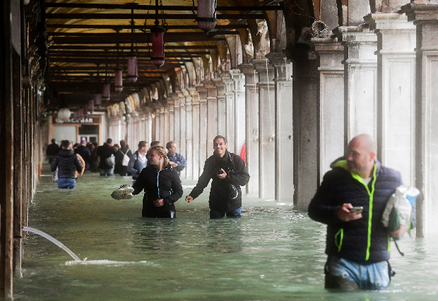 Döbbenetes helyszíni fotók derékig ér a víz a szerelmesek városában