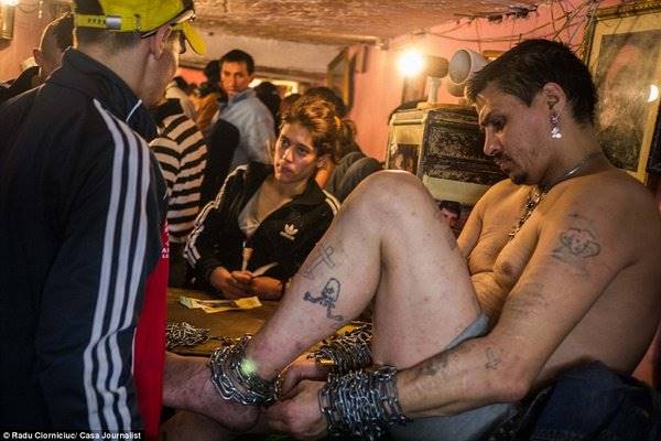 Döbbenetes képek román fiatalokról, akik Bukarest csatornáiban élnek, a föld alatt 4