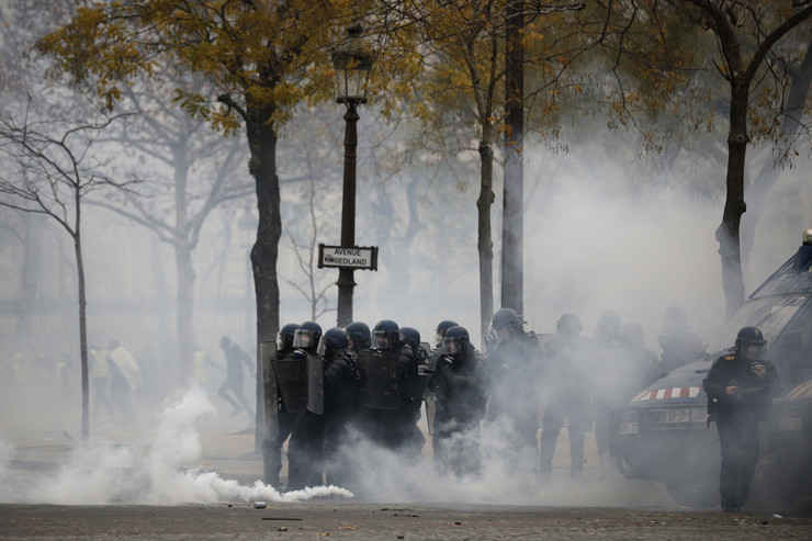 Hatalmas káosz Párizs utcáin több száz ember tüntetett, könnygázt és vízágyúkat vetettek be ellenük 2