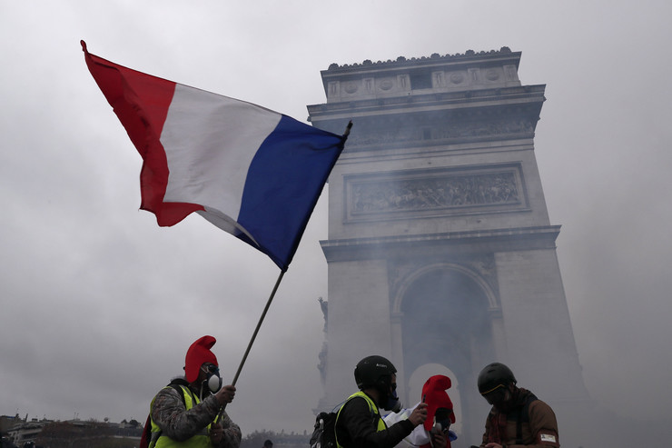 Hatalmas káosz Párizs utcáin több száz ember tüntetett, könnygázt és vízágyúkat vetettek be ellenük 3
