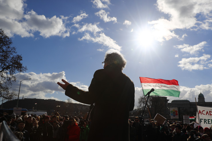 Hatalmas tüntetés az MTA-nál – Komoly a dolog, Orbán Viktor maga válaszolt a felháborodott kutatóknak – fotók 2