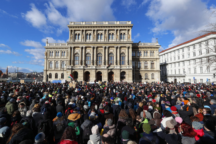 Hatalmas tüntetés az MTA-nál – Komoly a dolog, Orbán Viktor maga válaszolt a felháborodott kutatóknak – fotók 3