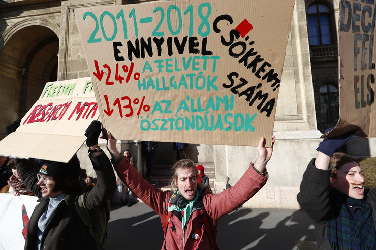 Hatalmas tüntetés az MTA-nál – Komoly a dolog, Orbán Viktor maga válaszolt a felháborodott kutatóknak – fotók 4