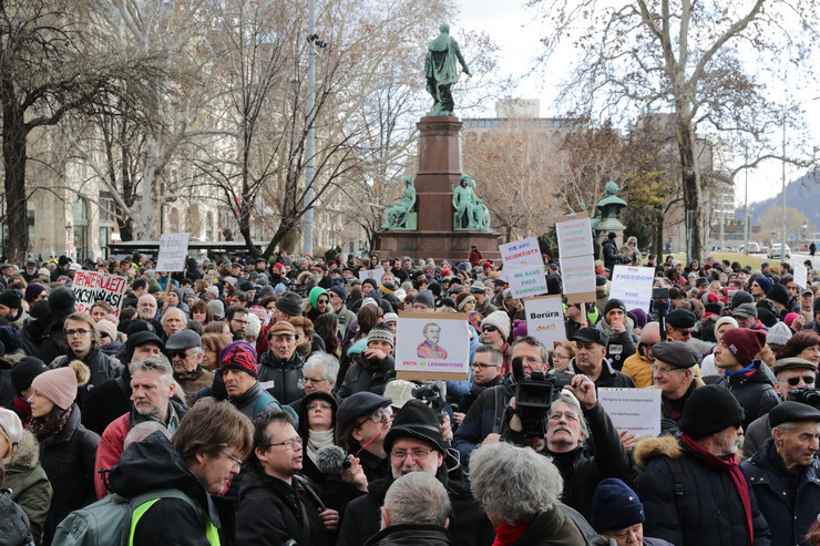Hatalmas tüntetés az MTA-nál – Komoly a dolog, Orbán Viktor maga válaszolt a felháborodott kutatóknak – fotók 5
