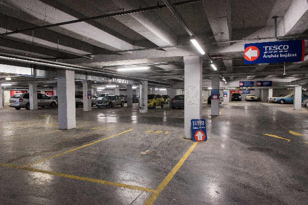 Sorra teszik fizetőssé parkolóikat a plázák, alig marad ingyenes hely 2