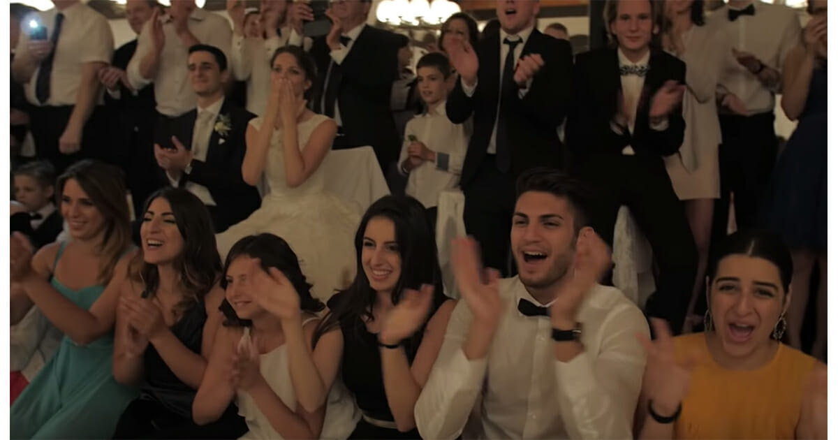 8 testvér táncol a menyasszonynak az esküvőn – a kis testvér mozdulataitól a közönség vadul tapsol 3