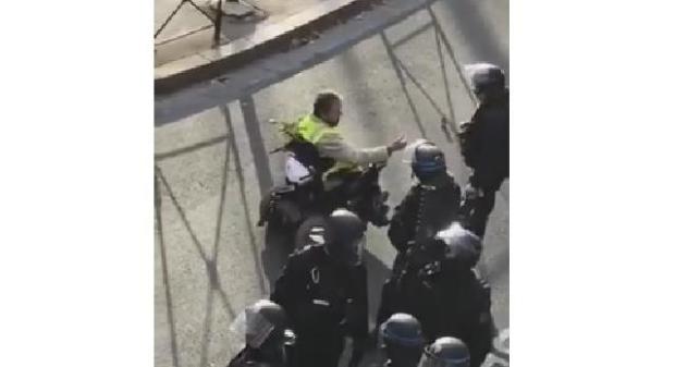 Könnygázzal fújta le a rendőr a kerekesszékes francia tüntetőt - VIDEÓ!
