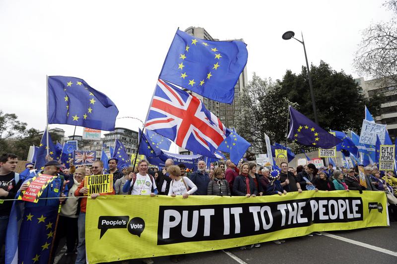 Több százezren vonultak az utcára Londonban egy újabb Brexit-népszavazásért 1